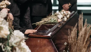 Złożenie wniosku o zasiłek pogrzebowy z ZUS jest całkowicie darmowe. Komu przysługuje świadczenie i jaka jest wysokość zasiłku pogrzebowego?