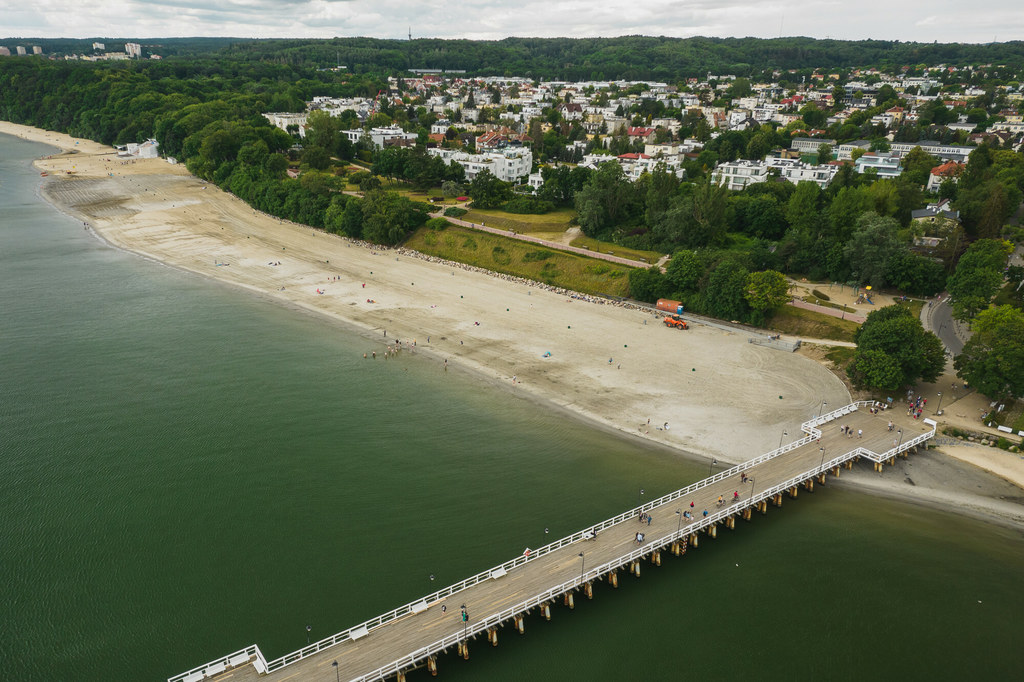 Refulacja to proces poszerzania oraz ochrony plaż, terenów brzegowych, wysp, czy portów