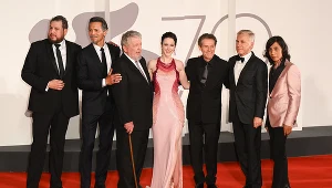 Fidel Gomez, Benjamin Bratt, Walter Hill, Rachel Brosnahan, Willem Dafoe, Christoph Waltz i Luis Chávez na premierze filmu "Dead For A Dollar" na festiwalu w Wenecji (2022)