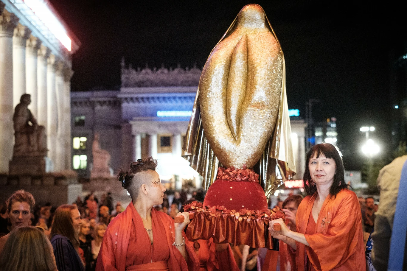 Pomnik złotej waginy stanął w Teatrze Dramatycznym w Warszawie. Ordo Iuris jest oburzone i sprawdza, czy rzeźba nie obraża uczuć religijnych Pomnik złotej waginy stanął w Teatrze Dramatycznym w Warszawie. Ordo Iuris jest oburzone i sprawdza, czy rzeźba nie obraża uczuć religijnych
