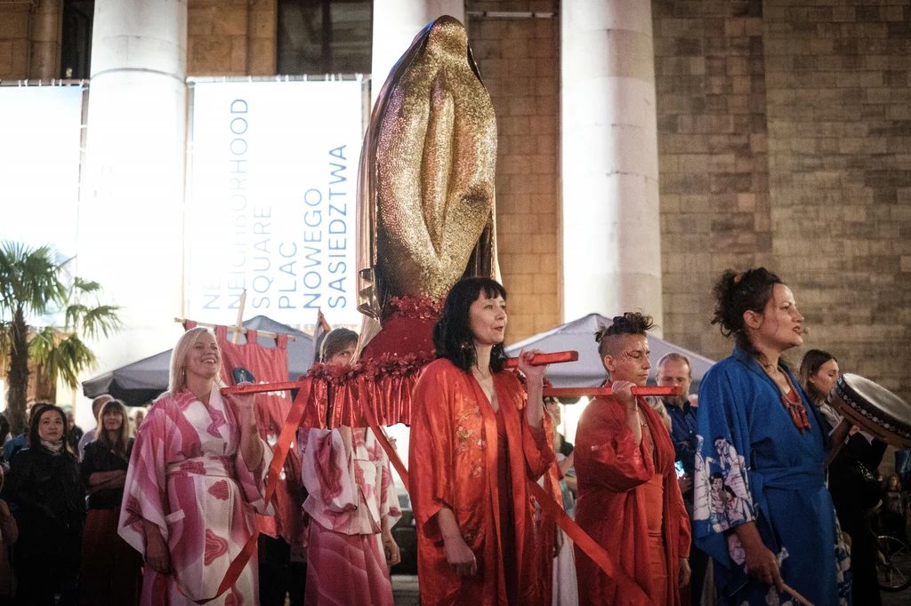 Rzeźba Iwony Demko "Wilgotna Pani" w Teatrze Dramatycznym.  Ma około metra wysokości i jest wykonana z błyszczącej tkaniny