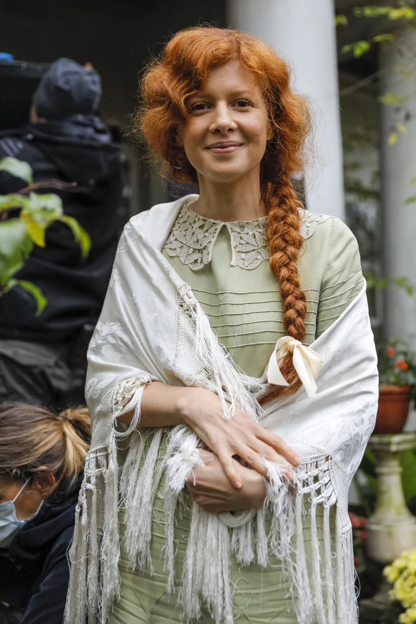 Karolina Gruszka na planie serialu "Dom pod Dwoma Orłami"