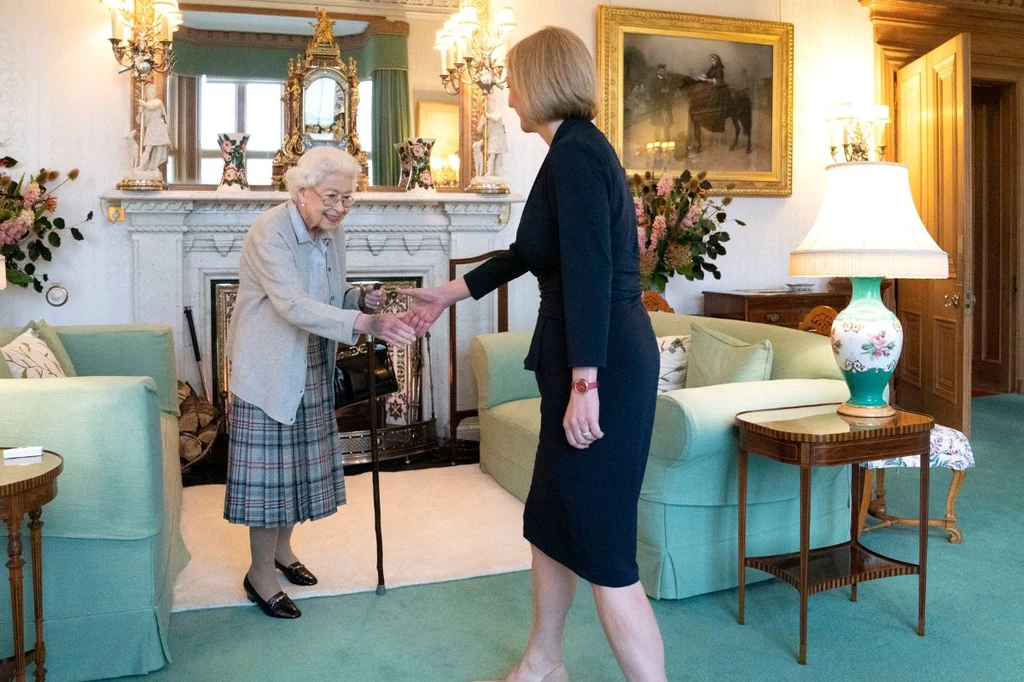 Spotkanie królowej Elżbiety II i Lizz Truss było szeroko komentowane w brytyjskich mediach 