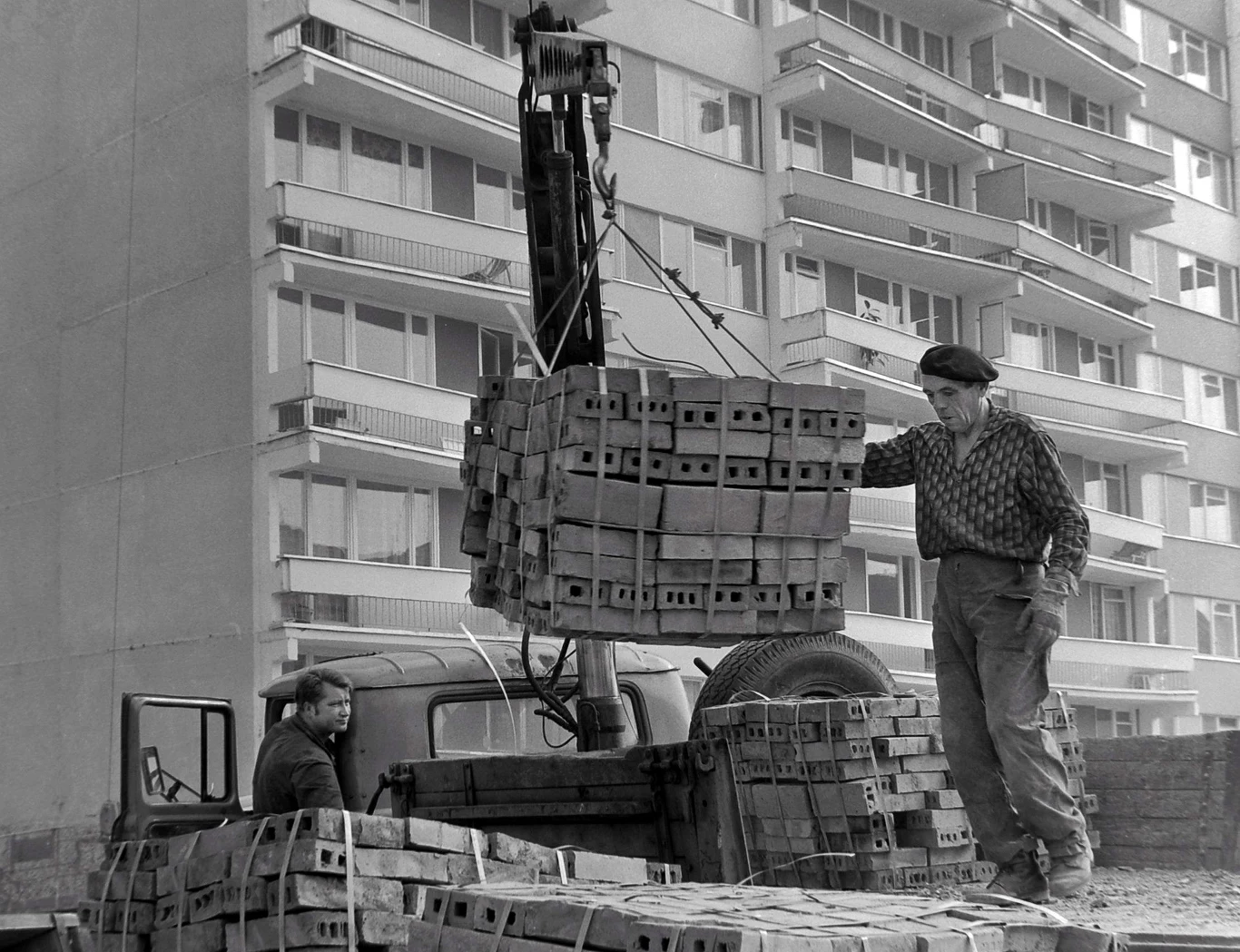 Budowa osiedla Popowice we Wrocławiu w 1974 r.