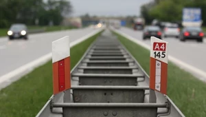 Do czego służą słupki przy drogach? Warto wiedzieć, gdy zobaczysz policję