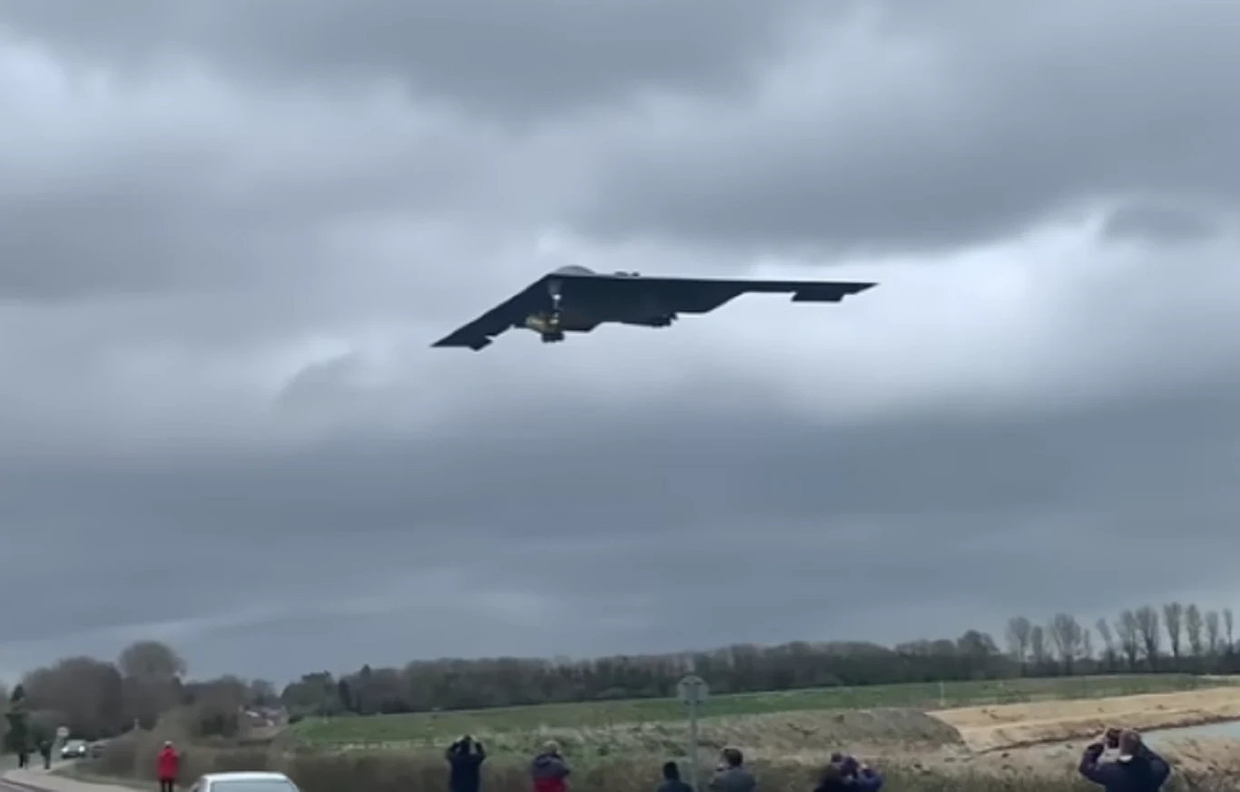 Northrop B-2 Spirit ląduje w 2020 roku na lotnisku bazy RAF w angielskim hrabstwie Gloucestershire