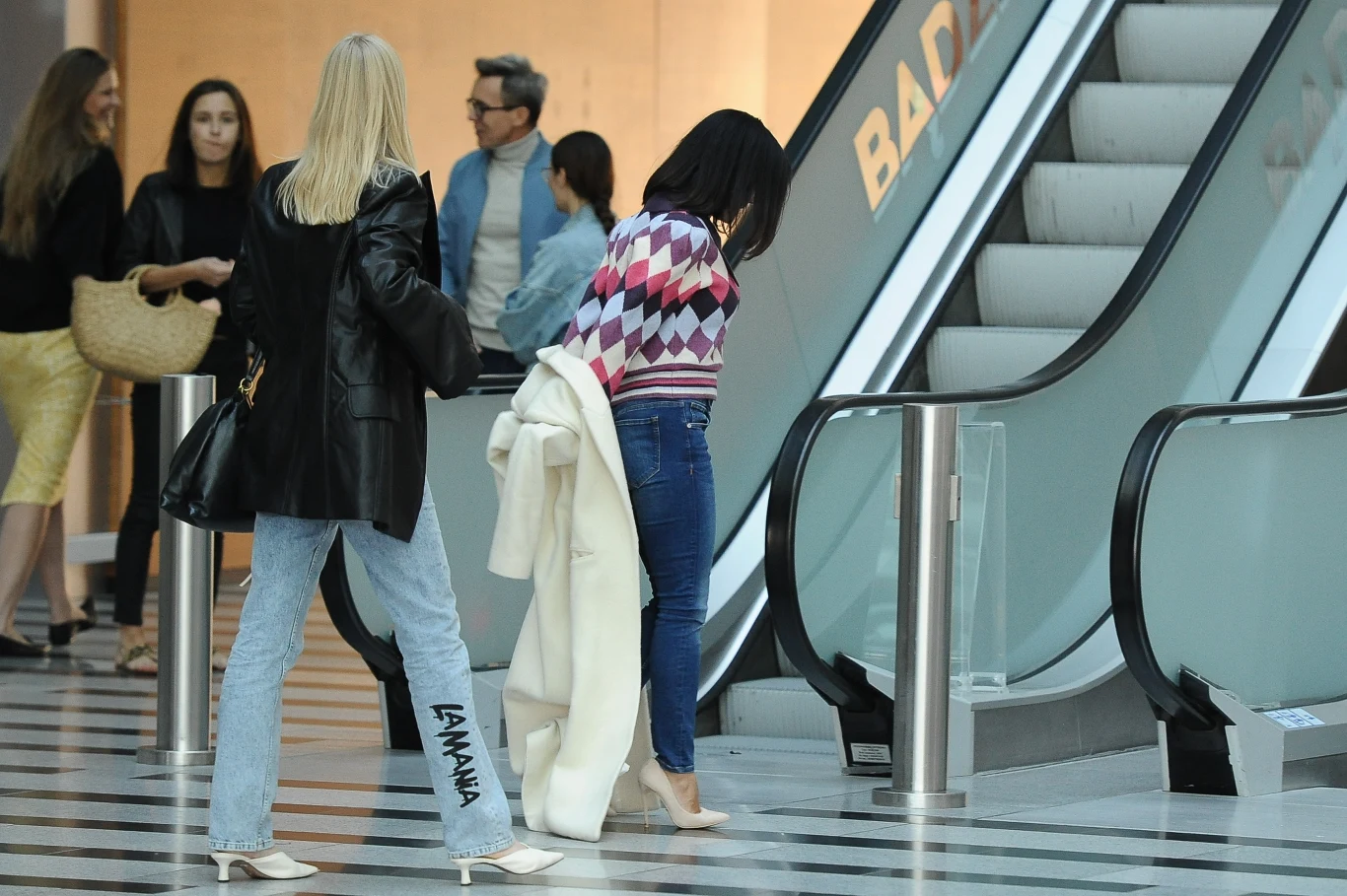 Katarzyna Cichopek wyraźnie się spieszyła, w biegu zdejmowała płaszcz Katarzyna Cichopek wyraźnie się spieszyła, w biegu zdejmowała płaszcz