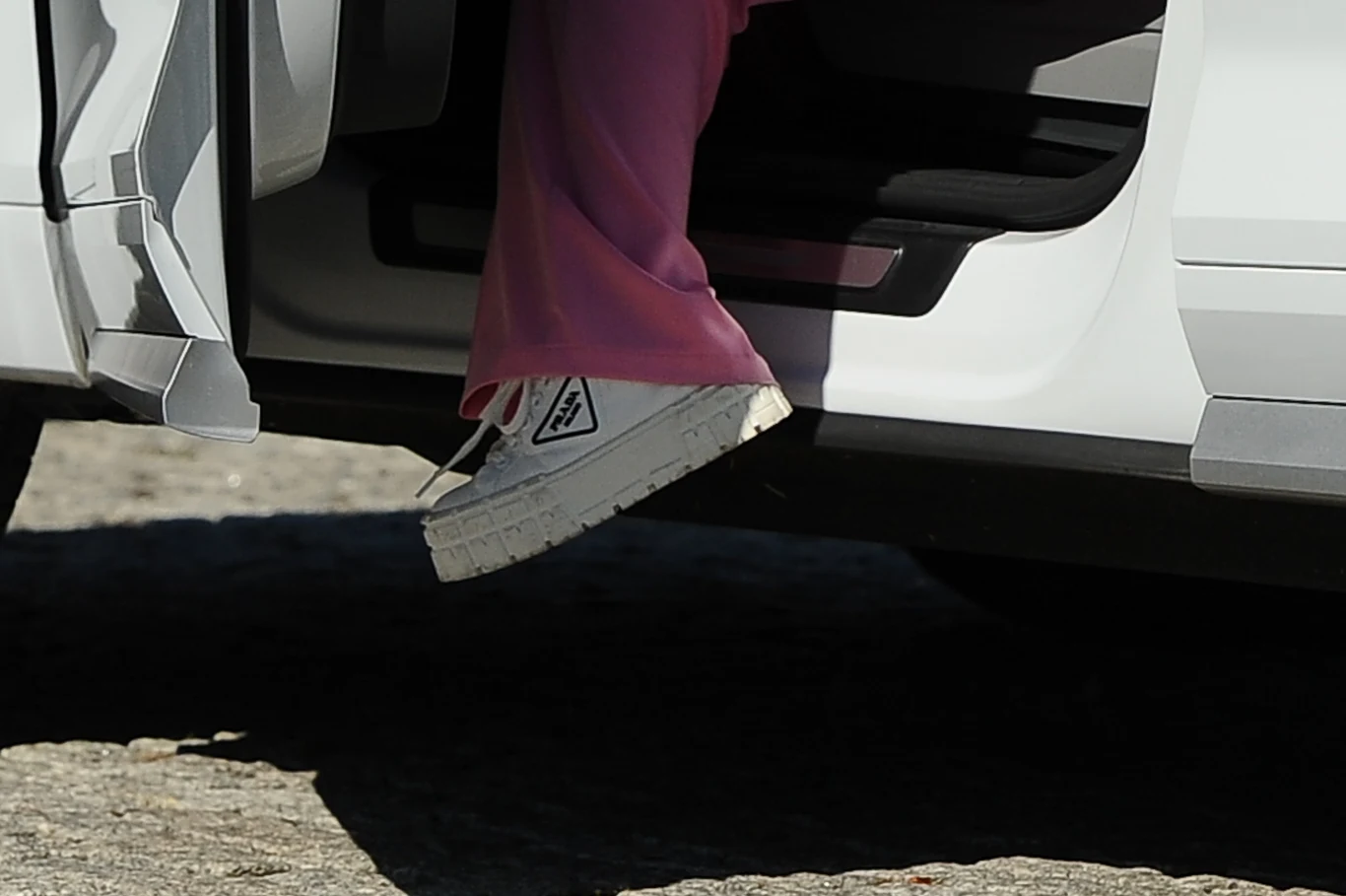 Widać, że celebrytka ceni sobie wygodę Widać, że celebrytka ceni sobie wygodę