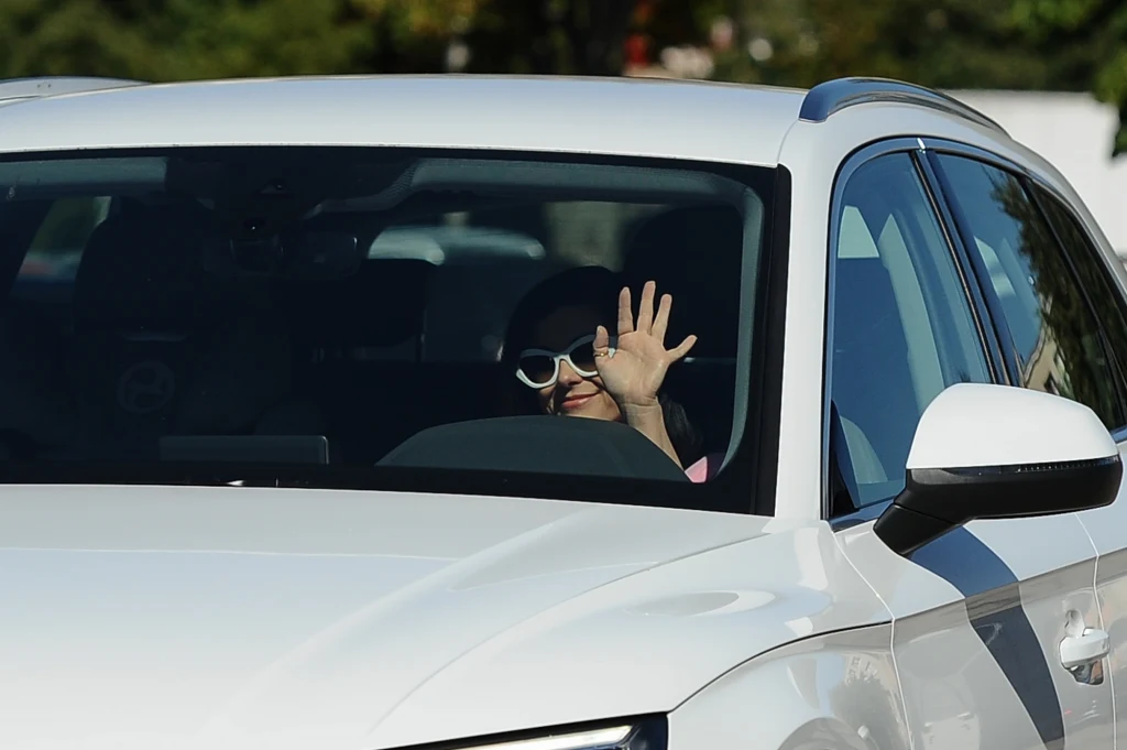 Katarzyna Cichopek radośnie machał do fotoreporterów Katarzyna Cichopek radośnie machał do fotoreporterów