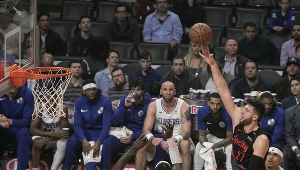 Jusuf Nurkic (z piłką)  z Marcinem Gortatem na trybunach