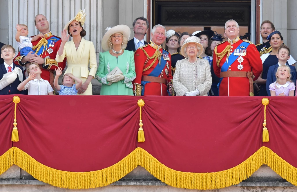Królowa Elżbieta II w otoczeniu rodziny