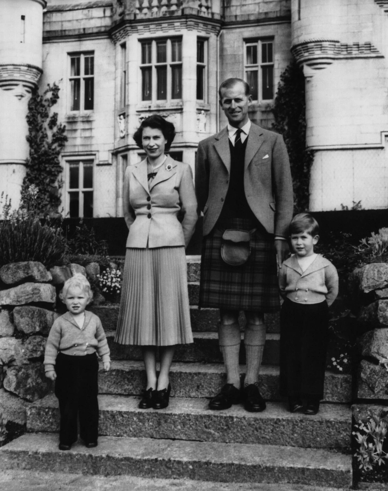 Brytyjska rodzina królewska. Od lewej: Anna, księżniczka królewska Anglii, królowa Elżbieta II, książę Filip, książę Edynburga, książę Karol Walijski, zamek Balmoral, Szkocja, Wielka Brytania, 1953. Brytyjska rodzina królewska. Od lewej: Anna, księżniczka królewska Anglii, królowa Elżbieta II, książę Filip, książę Edynburga, książę Karol Walijski, zamek Balmoral, Szkocja, Wielka Brytania, 1953.