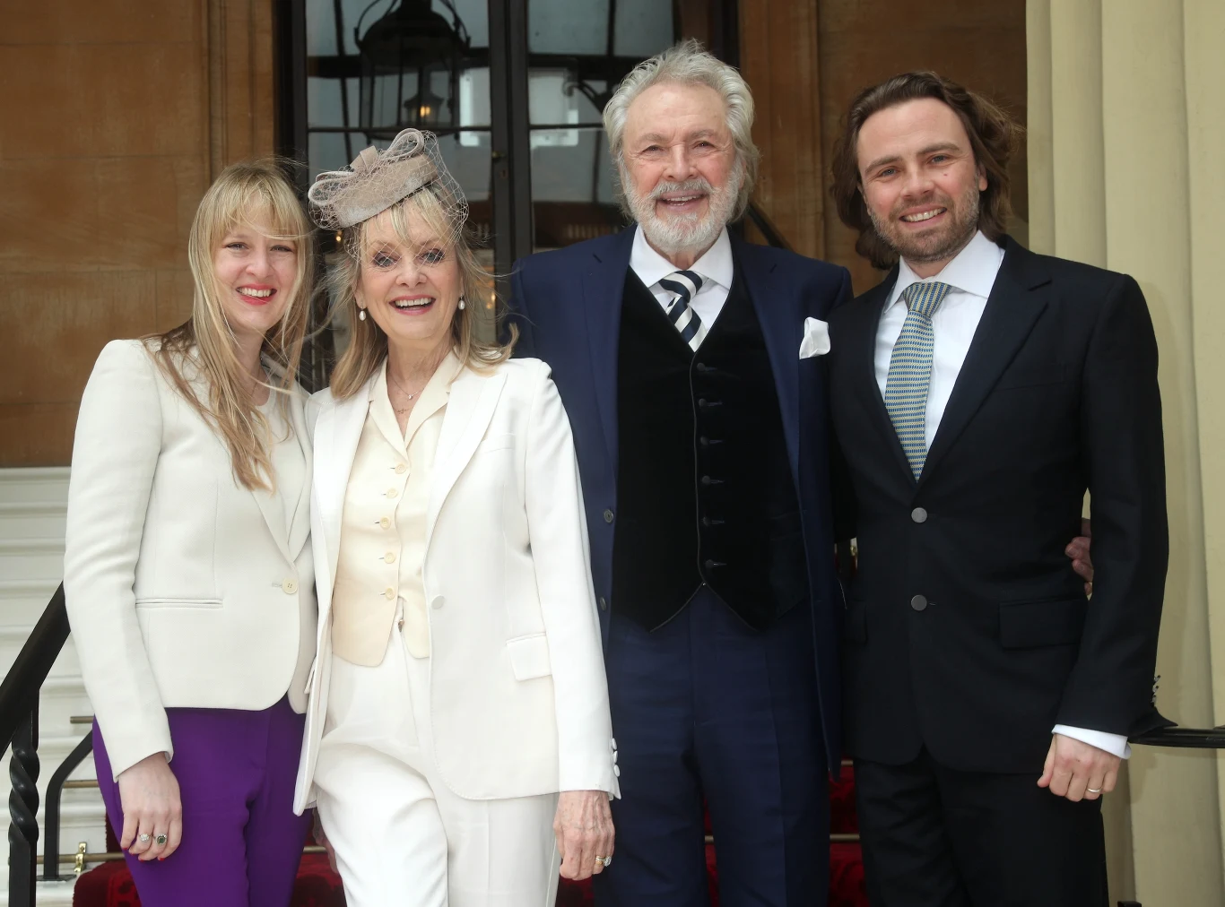 Modelka, wokalistka i aktorka Twiggy w 2019 r. otrzymała tytuł Damy Komandor. W Pałacu Buckingham towarzyszyli jej mąż Leigh, syn Jason i córka Carly. Symbol mody lat 60. nagrodzono pod jej obecnym nazwiskiem Lesley Lawson. Modelka, wokalistka i aktorka Twiggy w 2019 r. otrzymała tytuł Damy Komandor. W Pałacu Buckingham towarzyszyli jej mąż Leigh, syn Jason i córka Carly. Symbol mody lat 60. nagrodzono pod jej obecnym nazwiskiem Lesley Lawson.