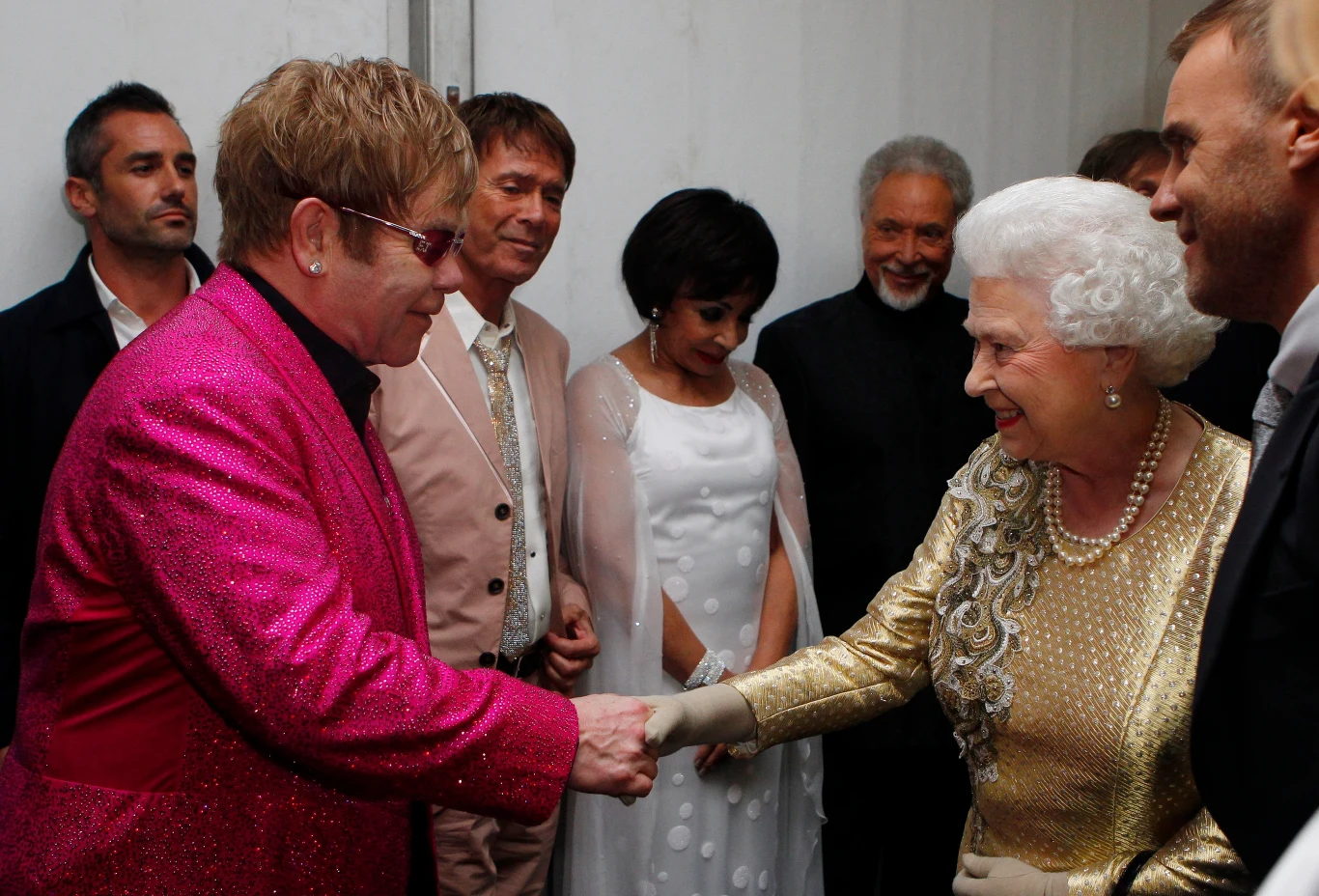 Elton John tytuł szlachecki za promocję kultury brytyjskiej odebrał w 1998 r. Wokalista wielokrotnie występował w Pałacu Buckingham; był też jedną z gwiazd tegorocznego koncertu z okazji platynowego jubileuszu królowej. Elton John tytuł szlachecki za promocję kultury brytyjskiej odebrał w 1998 r. Wokalista wielokrotnie występował w Pałacu Buckingham; był też jedną z gwiazd tegorocznego koncertu z okazji platynowego jubileuszu królowej.
