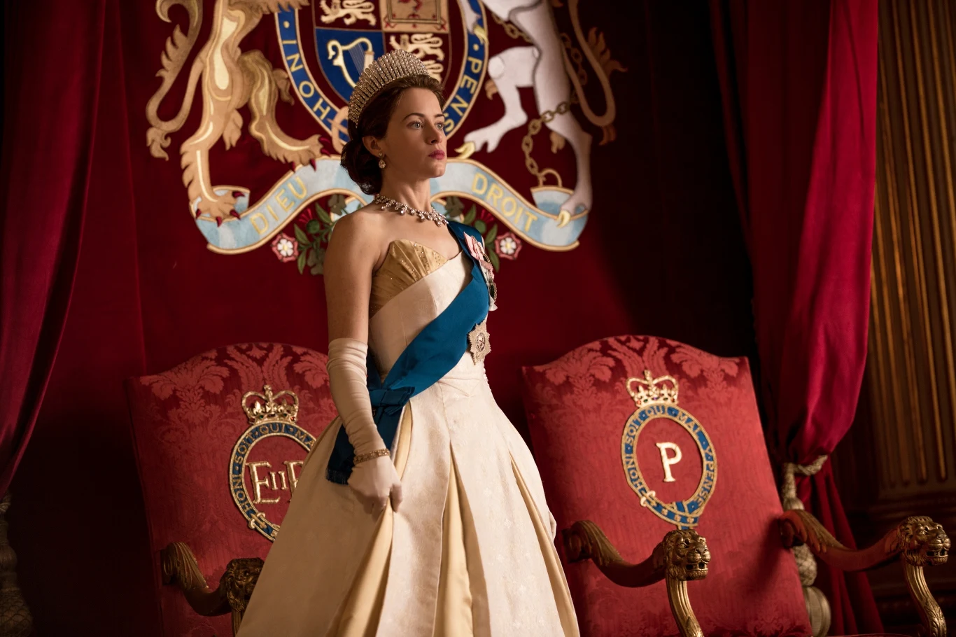 Aż trzy aktorki wcielały się w postać Elżbiety II w serialu Netfliksa "The Crown".
Pierwszy sezon przedstawiał historię królowej Elżbiety II (grana przez Claire Foy), która jako 25-latka stawia czoła temu, że wkrótce będzie rządzić najsłynniejszą monarchią świata i musi ułożyć sobie relacje z dominującym premierem Winstonem Churchillem.