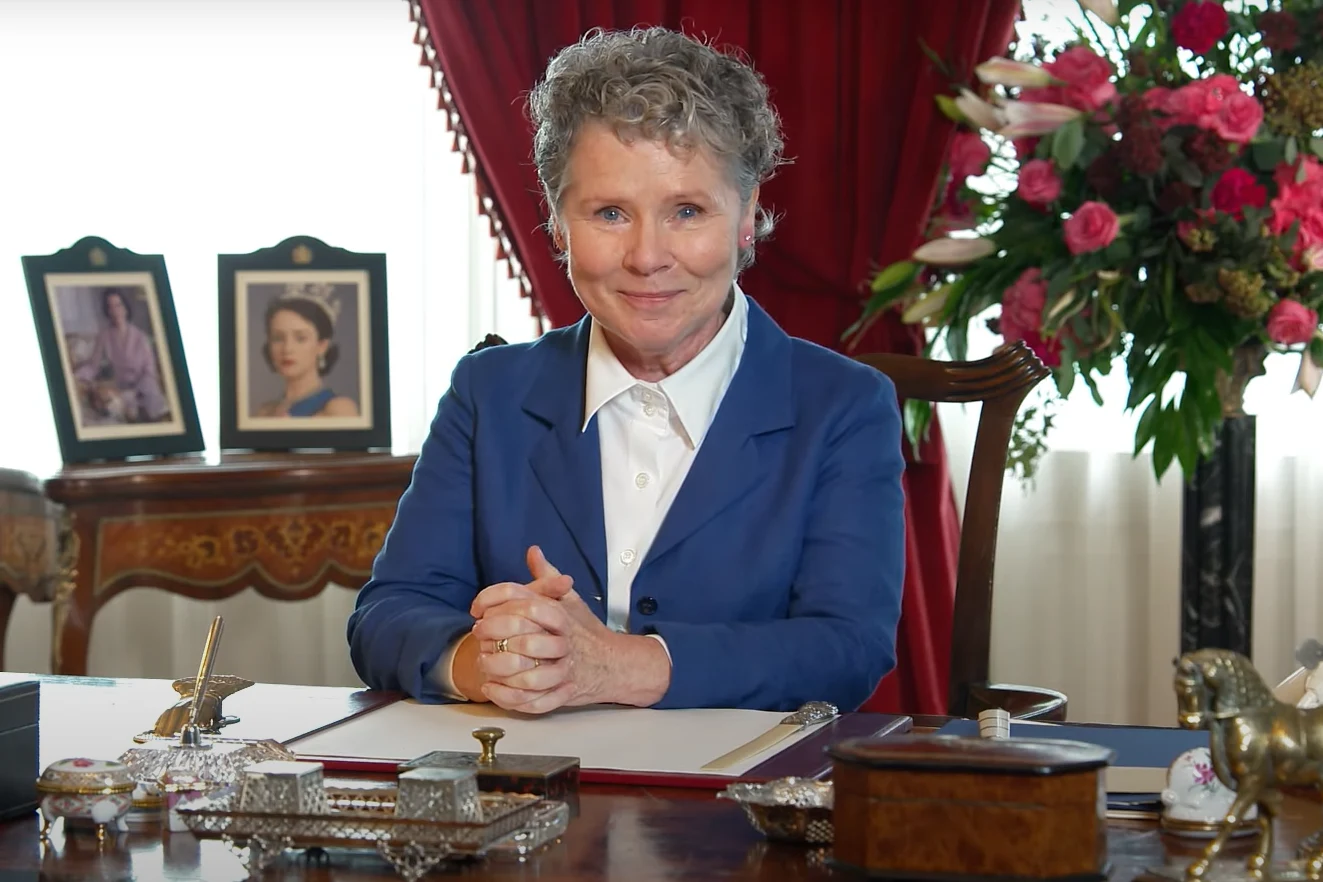 W piątym sezonie serialu w roli królowej Elżbiety II zobaczymy gwiazdę filmowej serii "Harry Potter", Imeldę Staunton, która zastąpi świetnie ocenianą przez widzów i krytyków Olivię Colman. "Nie rozmawiałam o tym z Imeldą i prawdę mówiąc nie ośmieliłabym się udzielać jej jakichkolwiek rad. Jest niesamowicie uzdolnioną aktorką i jestem przekonana, że zagra Elżbietę dużo lepiej niż ja. Nie mogę się doczekać, by zobaczyć ją w tej roli" - wyznała Colman w rozmowie z "Radio Times".