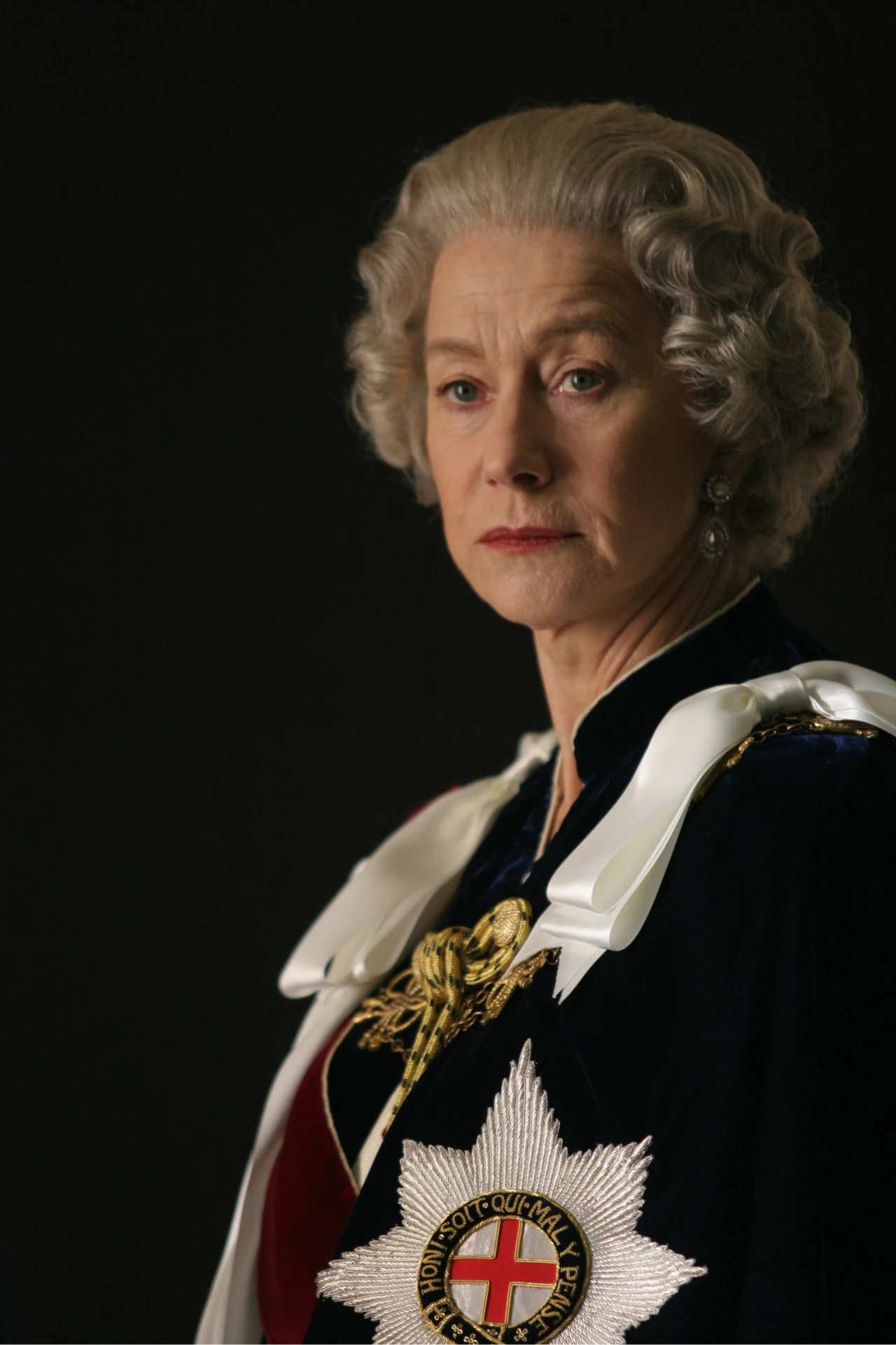 Mirren zdradziła, że zanim weszła na plan zdjęciowy, wysłała do granej przez siebie Elżbiety II list. Aktorka chciała uprzedzić ją, że powstaje film traktujący o tym jakże trudnym momencie w historii rodziny królewskiej.

"Zdałam sobie sprawę, że badamy bardzo bolesną część jej życia, więc postanowiłam do niej napisać. Nie wiedziałam, jak się do niej zwrócić: Szanowna Pani, Wasza Wysokość, Wasza Królewska Mość? Napisałam, że kręcimy ten film i że mam nadzieję, iż przypominanie tych zdarzeń nie będzie dla niej zbyt przykre. Nie pamiętam dokładnie, jak to ujęłam. Podkreśliłam, że ogromnie ją szanuję" - wyjawiła gwiazda kina.

Kreacja Mirren najwyraźniej przypadła do gustu Elżbiecie II - po premierze obrazu gwiazda została zaproszona przez monarchinię na uroczystą kolację. Z zaproszenia jednak skorzystać nie mogła, gdyż kręciła wówczas kolejną produkcję w Stanach Zjednoczonych.