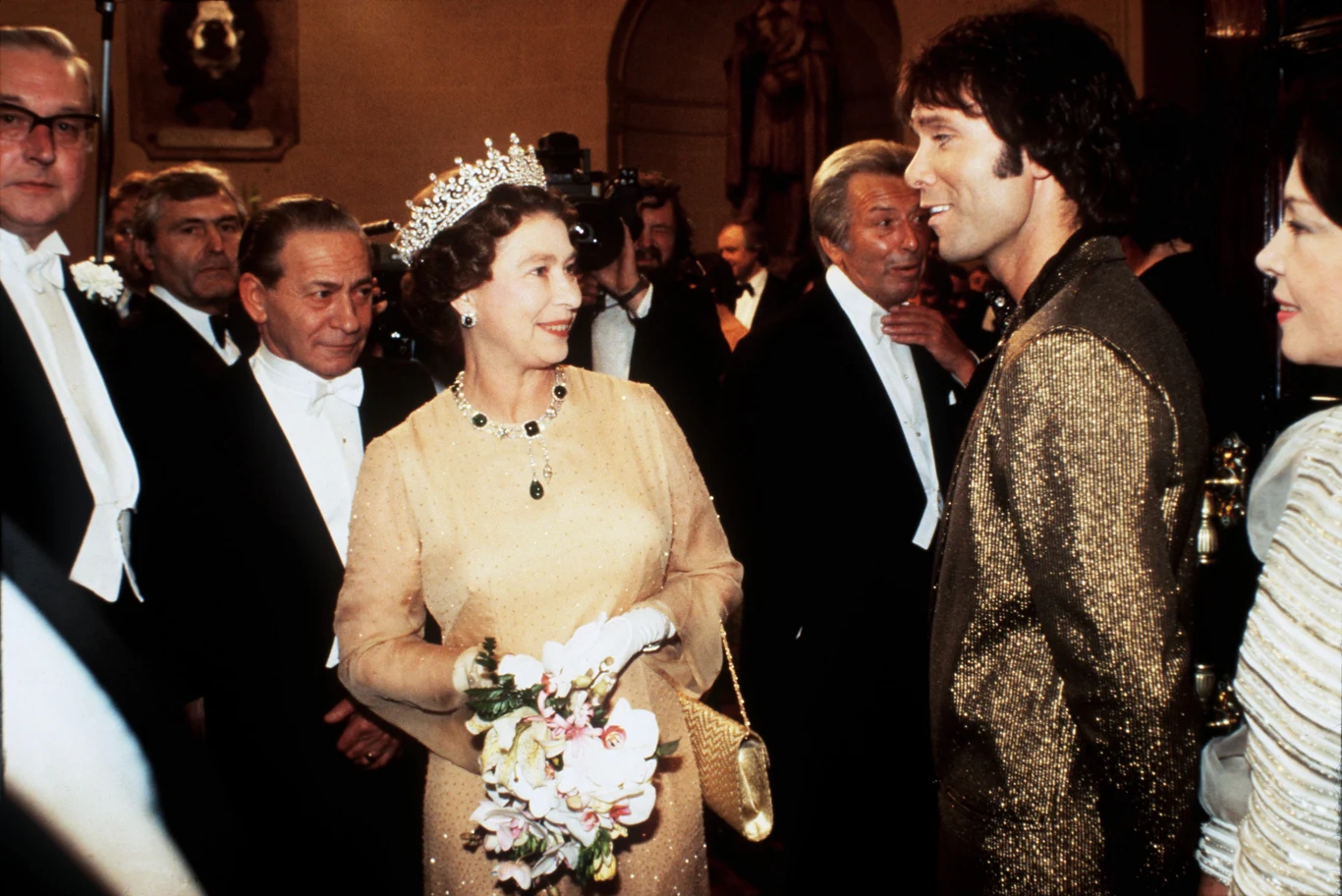 Elżbieta II i Cliff Richard po jego występie podczas The Royal Variety Show w Londynie w 1981 r. Tytuł szlachecki otrzymał od niej w 1995 r., przed tak sławnymi muzykami, jak m.in. Elton John, Mick Jagger czy Paul McCartney. Elżbieta II i Cliff Richard po jego występie podczas The Royal Variety Show w Londynie w 1981 r. Tytuł szlachecki otrzymał od niej w 1995 r., przed tak sławnymi muzykami, jak m.in. Elton John, Mick Jagger czy Paul McCartney.