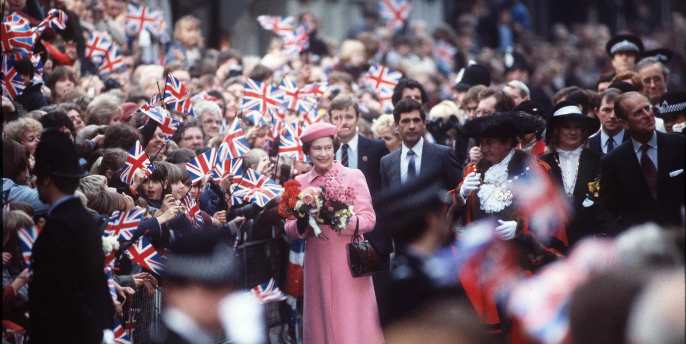 Choć od lat toczą się dyskusje o roli i funkcji monarchii w nowoczesnym państwie, wielu Brytyjczyków nie wyobraża sobie ojczyzny bez koronowanej głowy. Tą ostatnią - dla wielu poddanych – przez całe życie uosabiała właśnie królowa Elżbieta. Nic więc dziwnego, że nie tylko darzą ją ciepłymi uczuciami, ale również interesują się szczegółami z jej prywatnego życia. Dla części Brytyjczyków rodzina królewska jest elementem nie tylko tradycji, ale też popkultury. Niezliczona ilość gadżetów z podobiznami „royalsów” oraz tłumy, pojawiające się na każdym publicznym wystąpieniu monarchini są na to najlepszym dowodem. 
