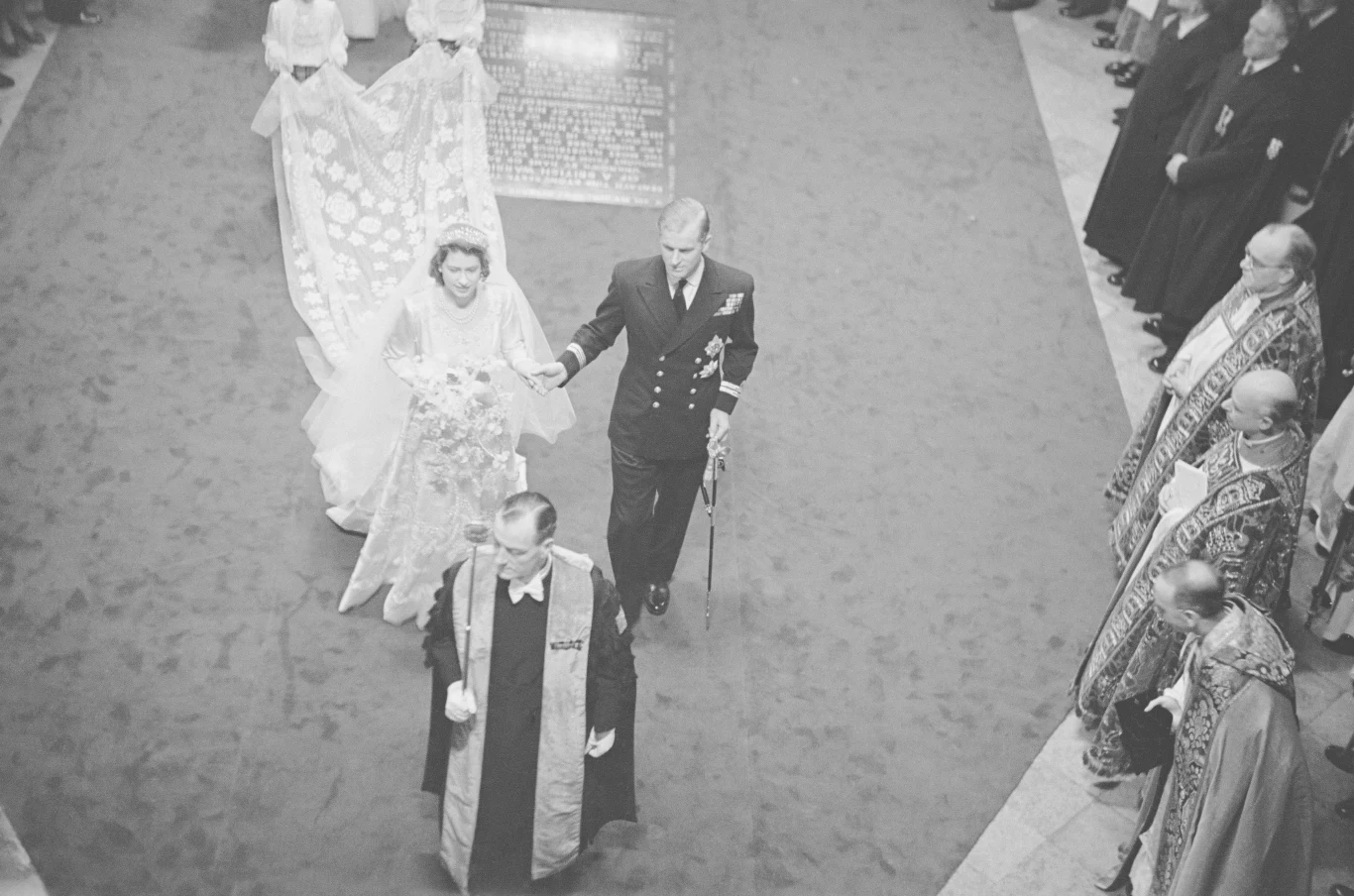 Jak można było się spodziewać, niedługo potem nastąpiły zaręczyny Elżbiety i Filipa, które Pałac Buckingham ogłosił 10 czerwca 1947 roku, a ślub odbył się 20 listopada 1947 roku. "To był magiczny moment. Zarzuciłam mu ręce na szyję i pocałowałam" - wspominała po latach moment zaręczyn monarchini. 