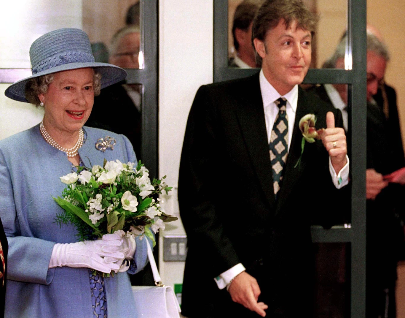 Królowa Elżbieta II i Paul McCartney w Liverpoolu w 1996 r. Słynny Beatles razem ze swoimi kolegami z zespołu w 1965 r. pojawił się w Pałacu Buckingham, by odebrać medale MBE (Member Of British Empire - najniższa klasa). Na tytuł szlachecki McCartney czekał do 1997 r. Królowa Elżbieta II i Paul McCartney w Liverpoolu w 1996 r. Słynny Beatles razem ze swoimi kolegami z zespołu w 1965 r. pojawił się w Pałacu Buckingham, by odebrać medale MBE (Member Of British Empire - najniższa klasa). Na tytuł szlachecki McCartney czekał do 1997 r.