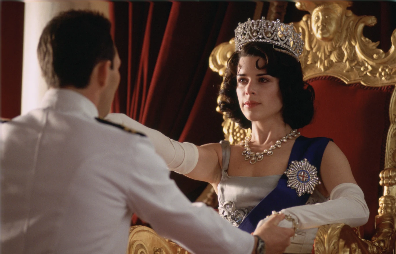 W postać przyszłej monarchini - księżniczki Elżbiety - wcieliła się też Neve Campbell w hollywoodzkiej satyrze "Wojak Churchill".