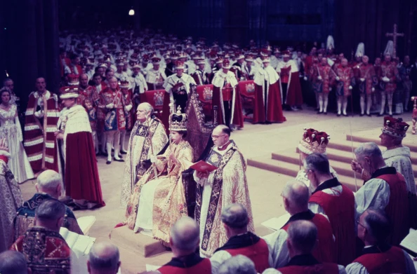 Elżbieta wstąpiła na tron, mając zaledwie 27 lat. W roli monarchini zastąpiła swojego ojca, Jerzego VI. Historycy twierdzą, że Elżbieta starannie przygotowywała się do ceremonii: na wiele dni przed uroczystością ćwiczyła noszenie korony (zakładając ją np. do śniadania), a także spacerowała po Pałacu Buckingham z prześcieradłami przyczepionymi do ramion, które miały udawać płaszcz z gronostajowym kołnierzem. W dniu koronacji była ponoć opanowana i dopisywał jej dobry humor.