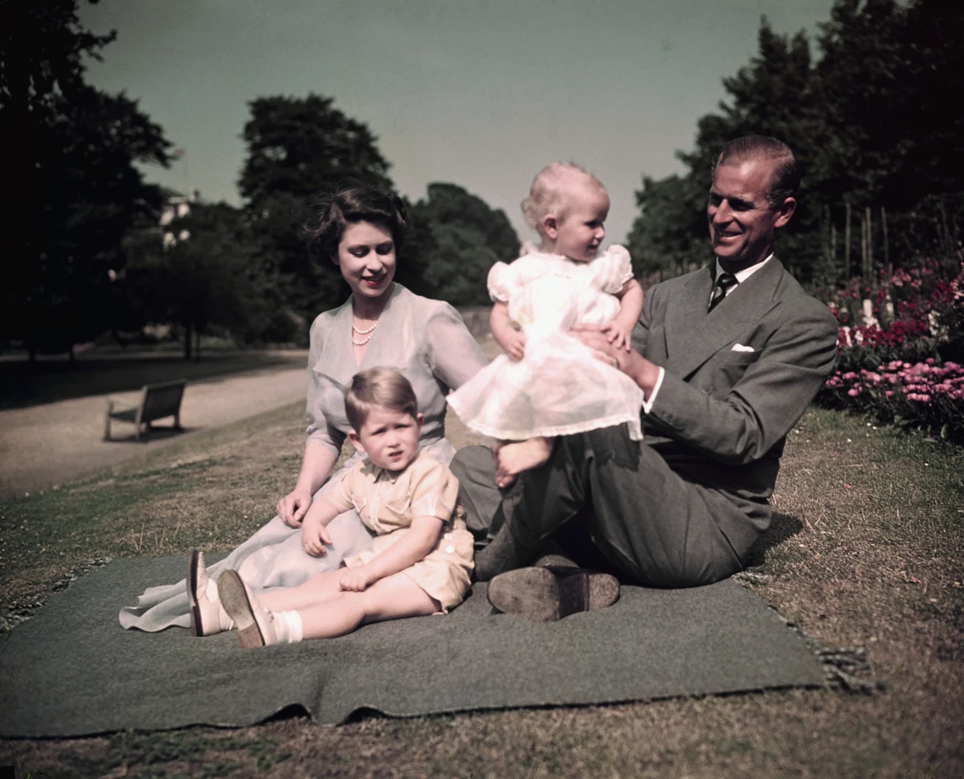 Królowa Elżbieta doczekała się czwórki dzieci. Na świat przychodzi kolejno Karol (1948), książę Walii, następca tronu. Anna (1950), księżniczka królewska, żona Marka Phillipsa, następnie Timothy'ego Laurence'a. Andrzej (1960), książę Yorku. Edward (1964), hrabia Wesseksu. 