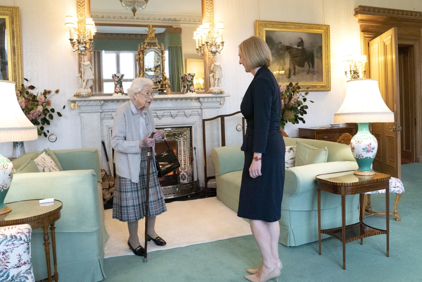 Jednym z ostatnich publicznych wystąpień Elżbiety II było spotkanie z Liz Truss – nową premierką Wielkiej Brytanii. "Królowa przyjęła na audiencji posłankę Elizabeth Truss i poprosiła ją o utworzenie nowej administracji. Truss przyjęła ofertę Jej Królewskiej Mości i uścisnęła rękę w związku z nominacją na premiera i pierwszego lorda skarbu" – poinformował Pałac Buckingham. Zdjęcia ze spotkania opublikowano w mediach, a uwagę poddanych przyciągnął jeden szczegół: królowa podpierała się laską. Pisano też o tym, że monarchini wydaje się słaba i zmęczona. 