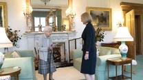 Jednym z ostatnich publicznych wystąpień Elżbiety II było spotkanie z Liz Truss – nową premierką Wielkiej Brytanii. "Królowa przyjęła na audiencji posłankę Elizabeth Truss i poprosiła ją o utworzenie nowej administracji. Truss przyjęła ofertę Jej Królewskiej Mości i uścisnęła rękę w związku z nominacją na premiera i pierwszego lorda skarbu" – poinformował Pałac Buckingham.  Zdjęcia ze spotkania opublikowano w mediach, a uwagę poddanych przyciągnął jeden szczegół: królowa podpierała się laską. Pisano też o tym, że monarchini wydaje się słaba i zmęczona. 