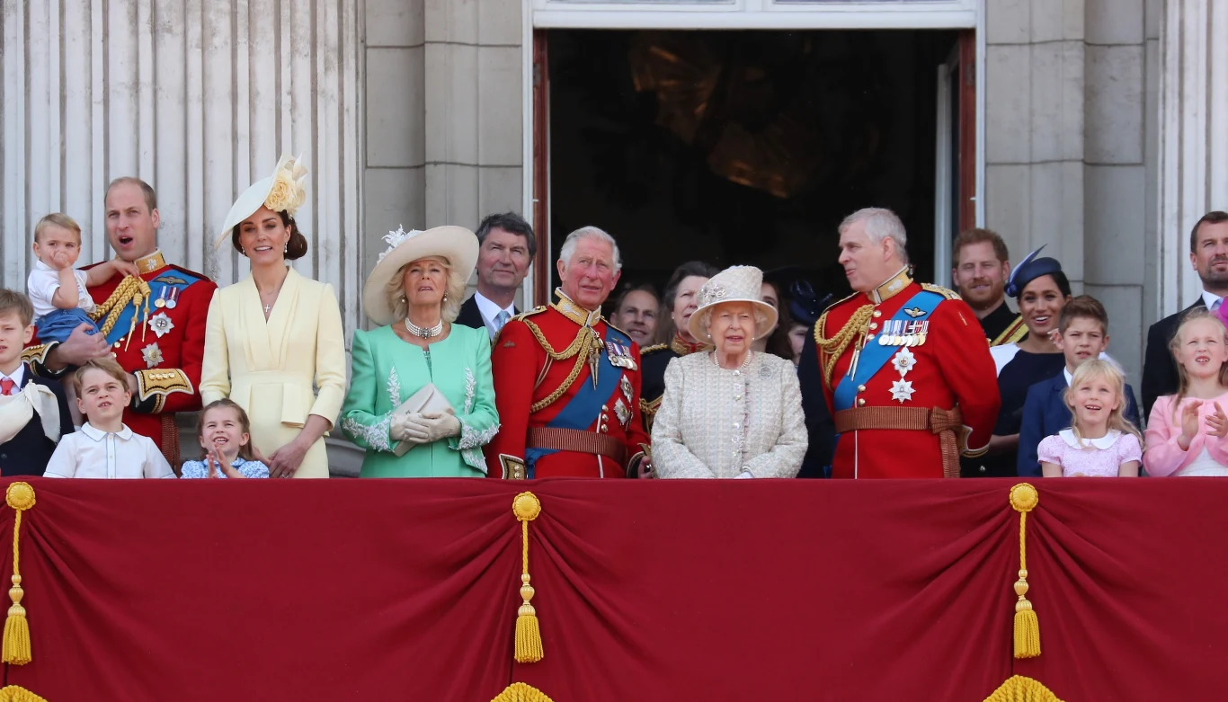 Ostatnie lata królowej były czasem zmian, dokonujących się nie tylko na zewnątrz, ale i wewnątrz pałacu Buckingham. Okazało się, że młode pokolenie Windsorów nie chce żyć tak, jak nakazuje tradycja i protokół. Na najbardziej drastyczny krok zdecydował się jej wnuk – Harry, który zrezygnował z książęcych przywilejów i obowiązków, wybierając życie zwykłego Brytyjczyka. Dziś żyje za oceanem, a jego kontakty z królową, w ostatnich latach jej życia były ograniczone do minimum. 