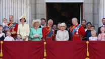 Ostatnie lata królowej były czasem zmian, dokonujących się nie tylko na zewnątrz, ale i wewnątrz pałacu Buckingham. Okazało się, że młode pokolenie Windsorów nie chce żyć tak, jak nakazuje tradycja i protokół. Na najbardziej drastyczny krok zdecydował się jej wnuk – Harry, który zrezygnował z książęcych przywilejów i obowiązków, wybierając życie zwykłego Brytyjczyka. Dziś żyje za oceanem, a jego kontakty z królową, w ostatnich latach jej życia były ograniczone do minimum. 