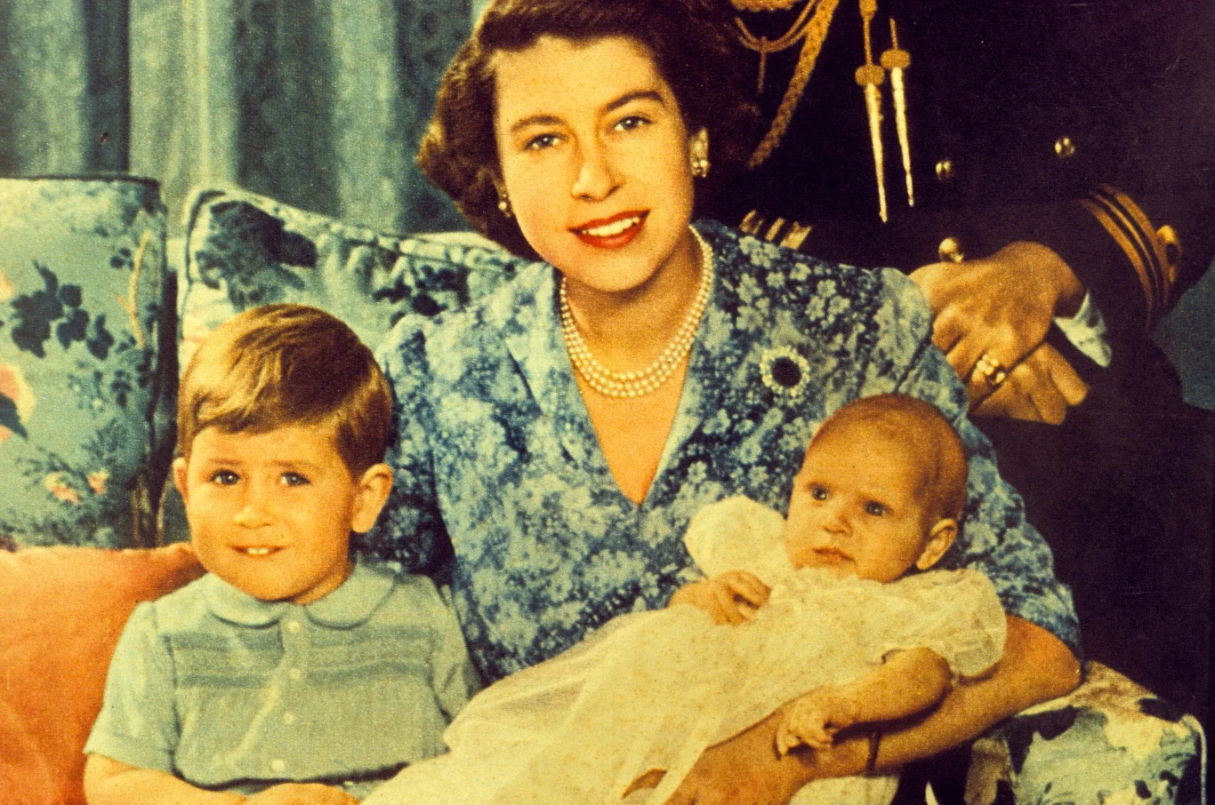 Królowa Elżbieta z księciem Karolem i księżniczka Anna Królowa Elżbieta z księciem Karolem i księżniczka Anna