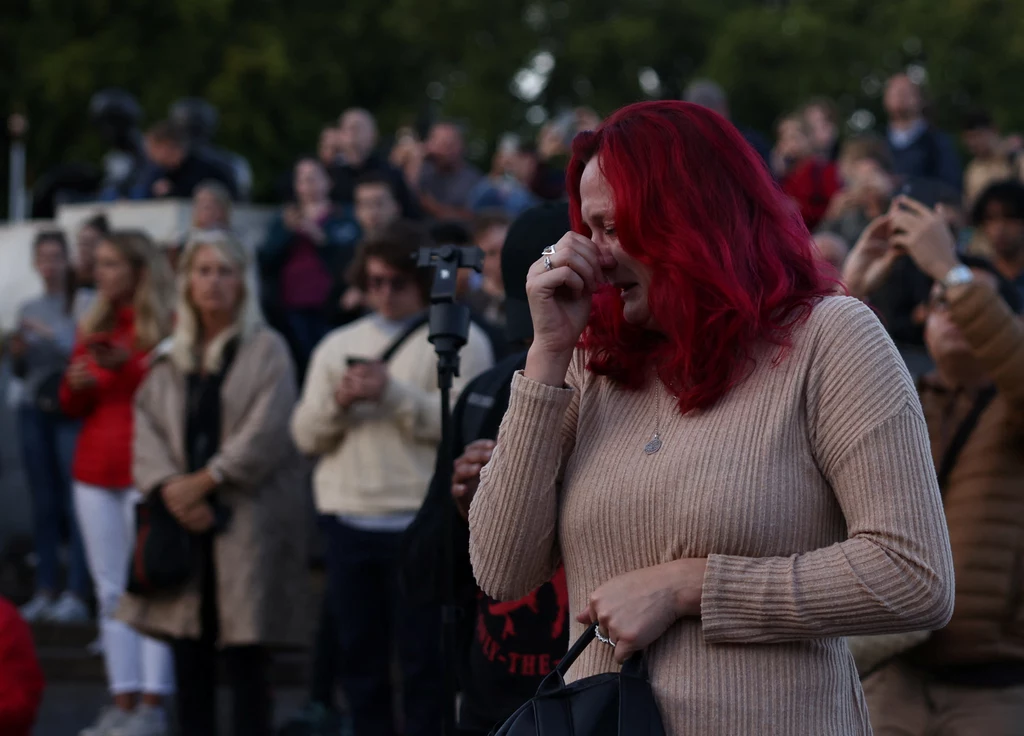 Brytyjczycy opłakują śmierć swojej królowej Elżbiety II Brytyjczycy opłakują śmierć swojej królowej Elżbiety II
