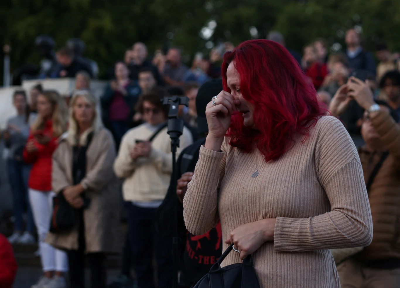 Brytyjczycy opłakują śmierć swojej królowej Elżbiety II Brytyjczycy opłakują śmierć swojej królowej Elżbiety II