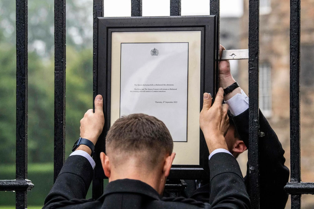 Wielka Brytania: Elżbieta II nie żyje. Informacja na bramie rezydencji Wielka Brytania: Elżbieta II nie żyje. Informacja na bramie rezydencji