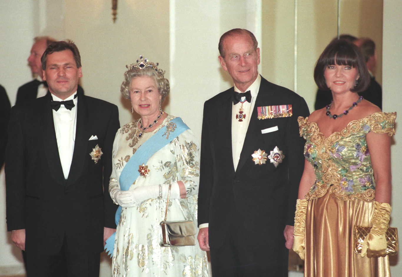 Królowa Elżbieta II z parą prezydencką i księciem Filipem podczas jedynej oficjalnej wizyty w Polsce w 1996 roku