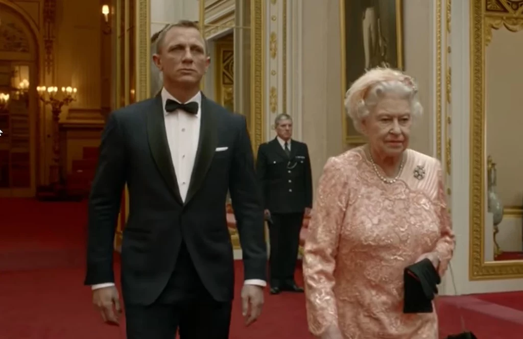 Królowa Elżbieta II i Daniel Craig w klipie nagranym z okazji Igrzysk Olimpijskich w Londynie. Źródło: www.youtube.com/c/Olympics Królowa Elżbieta II i Daniel Craig w klipie nagranym z okazji Igrzysk Olimpijskich w Londynie. Źródło: www.youtube.com/c/Olympics