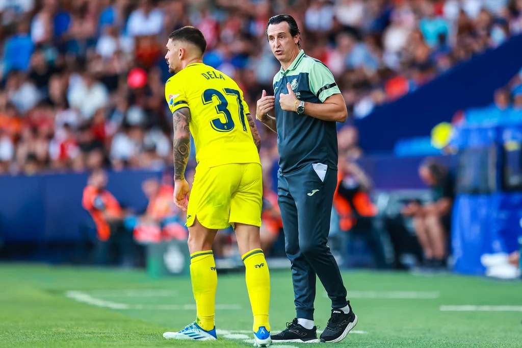 Unai Emery instruuje Adriana De La Fuente. Obrońca zawalił pierwszego gola dla Lecha.