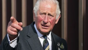 Opuchnięte palce króla Karola III mogą być wynikiem problemów zdrowotnych, a mogą być związane bezpośrednio z wiekiem