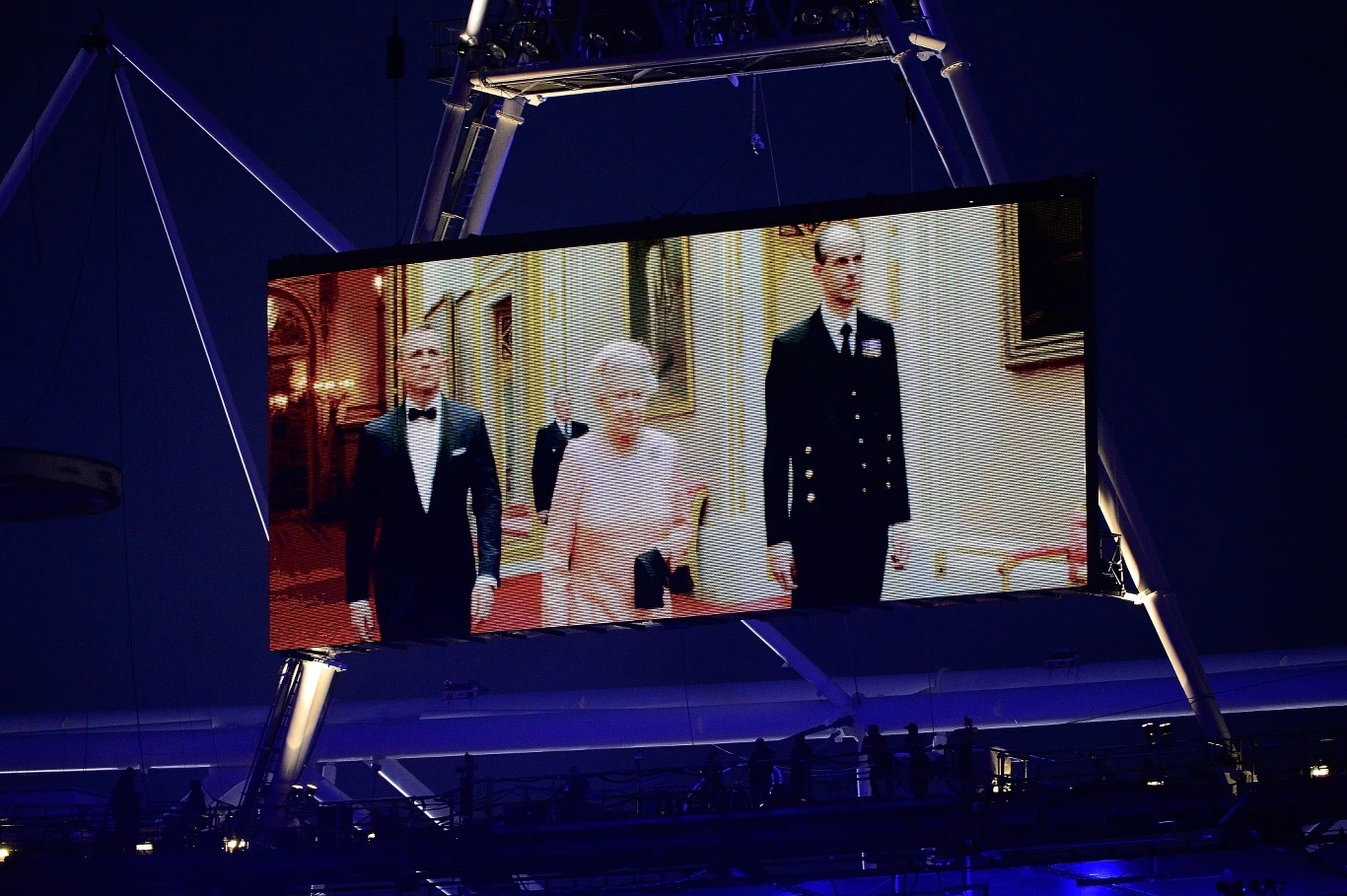 Królowa Elżbieta II, księżę Filip i Daniel Craig w filmiku na otwarcie Igrzysk Olimpijskich w 2012 roku w Londynie, fot. Harry E. Walker/Tribune News Service