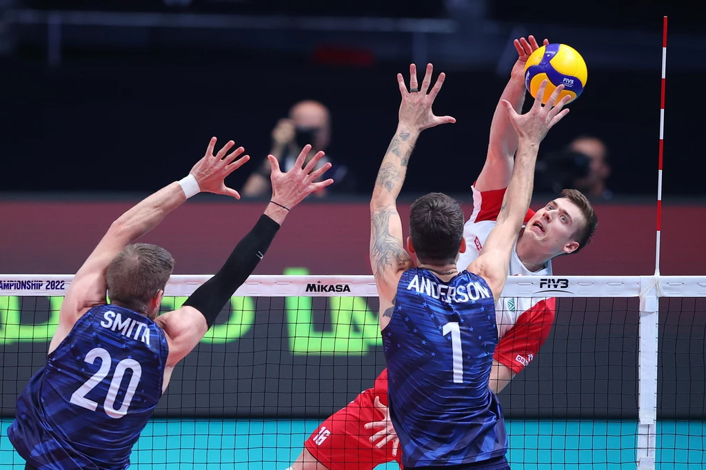 Kamil Semeniuk w meczu z USA. Próbują go powstrzymać David Smith i Matthew Anderson Kamil Semeniuk w meczu z USA. Próbują go powstrzymać David Smith i Matthew Anderson