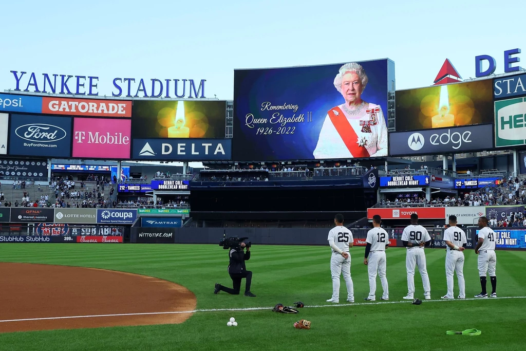 Minuta ciszy w pamięci królowej Elżbiety II przed meczem MLB New York Yankees - Minnesota Twins Minuta ciszy w pamięci królowej Elżbiety II przed meczem MLB New York Yankees - Minnesota Twins