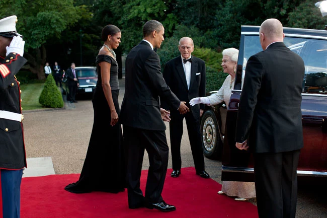 Spotkanie królowej Elżbiety z prezydentem Barackiem Obamą (okres prezydentury: 2009-2017). Spotkanie królowej Elżbiety z prezydentem Barackiem Obamą (okres prezydentury: 2009-2017).