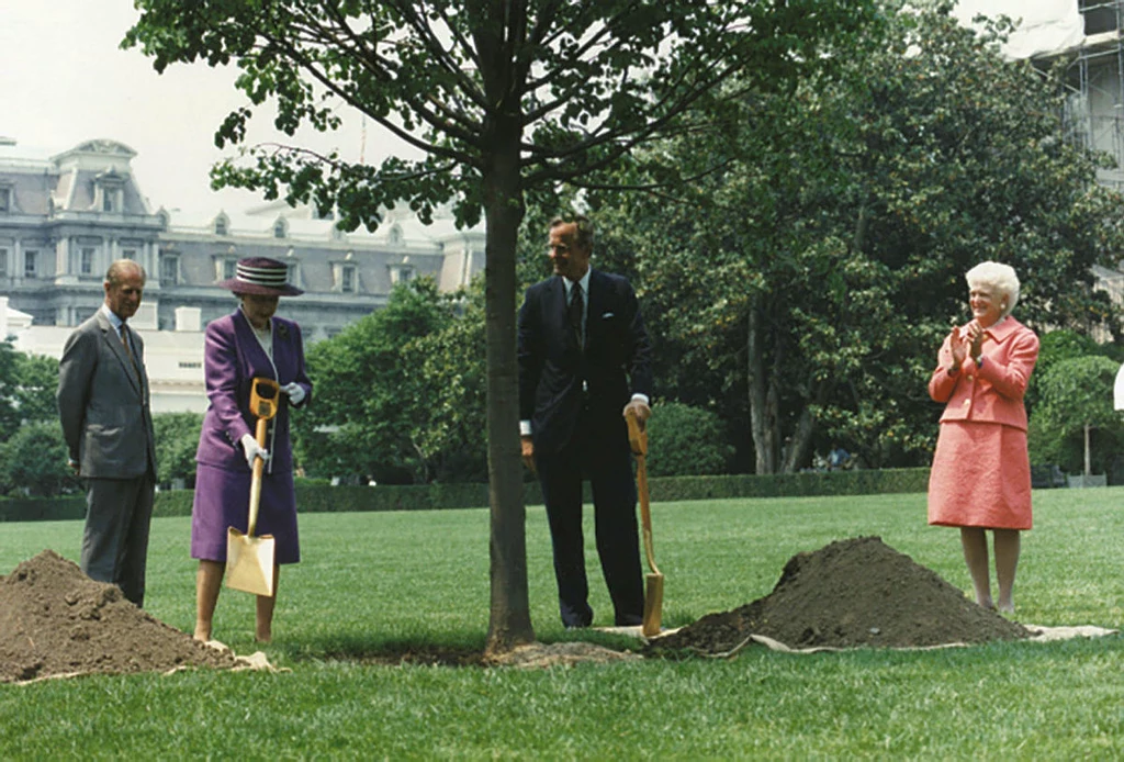 Królowa Elżbieta i prezydent George H.W. Bush (okres prezydentury: 1989-1993). Królowa Elżbieta i prezydent George H.W. Bush (okres prezydentury: 1989-1993).