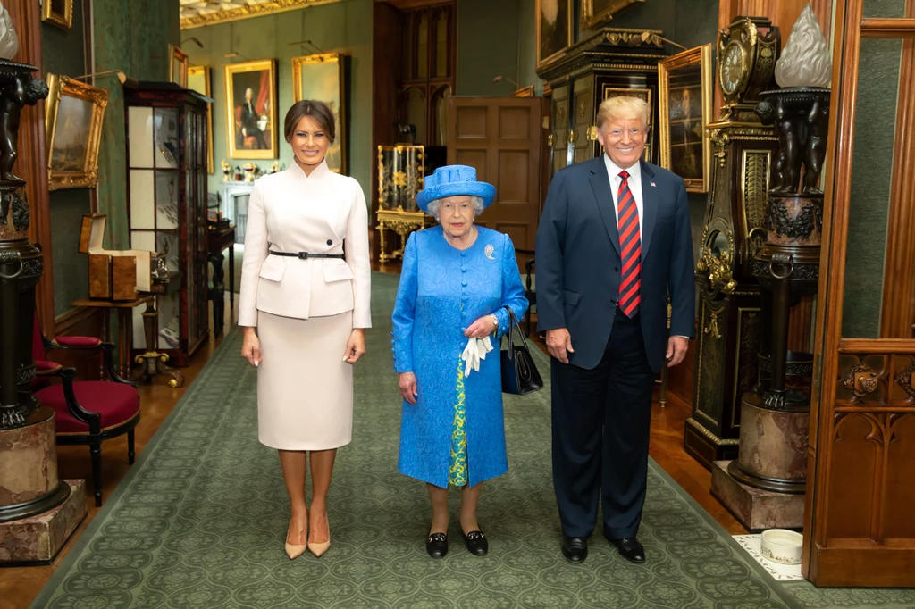 Królowa Elżbieta z prezydentem Donaldem Trumpem (okres prezydentury: 2017-2021) i jego żoną Melanią. Królowa Elżbieta z prezydentem Donaldem Trumpem (okres prezydentury: 2017-2021) i jego żoną Melanią.