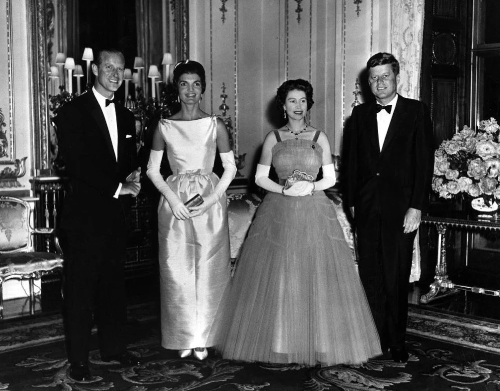 Królowa Elżbieta i książę Filip w towarzystwie prezydenta Johna F. Kennedy'ego (okres prezydentury: 1961-1963) i jego żony Jacqueline. Królowa Elżbieta i książę Filip w towarzystwie prezydenta Johna F. Kennedy'ego (okres prezydentury: 1961-1963) i jego żony Jacqueline.