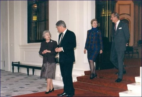 Prezydent Bill Clinton (okres prezydentury: 1993-2001) i Hillary Clinton podczas spotkania z parą królewską. Prezydent Bill Clinton (okres prezydentury: 1993-2001) i Hillary Clinton podczas spotkania z parą królewską.