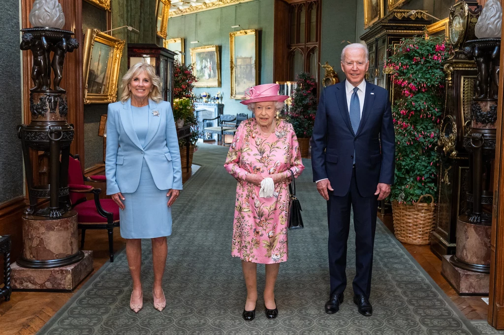 Obecnie urzędujący prezydent USA Joe Biden i Pierwsza Dama Jill Biden z królową Elżbietą II. Obecnie urzędujący prezydent USA Joe Biden i Pierwsza Dama Jill Biden z królową Elżbietą II.
