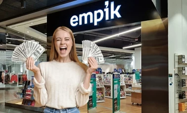 kobieta z pieniędzmi przed sklepem Empik 